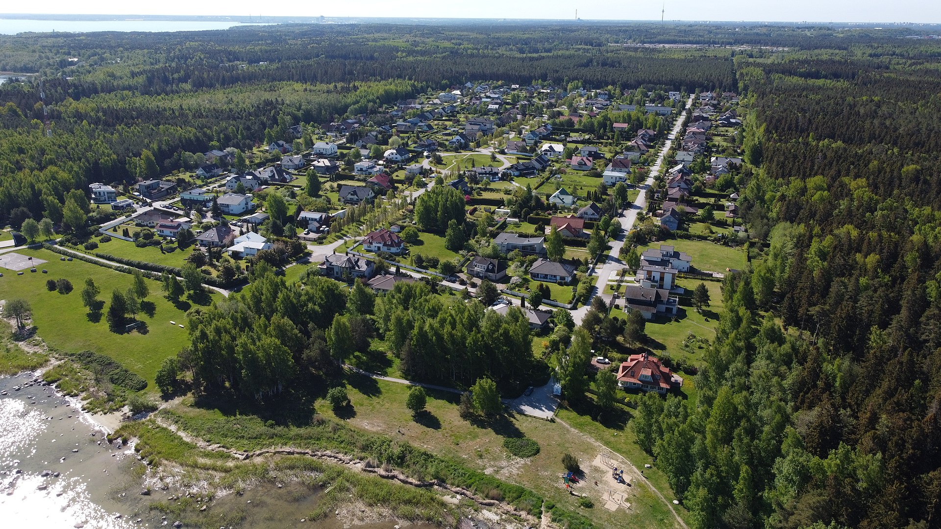 1920px-Kelvingi_ku%CC%88la_vaadatuna_merelt_2022._aasta_juunis